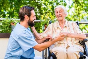 Cuidados com idosos com alzheimer